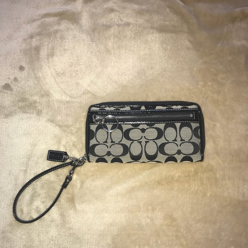 100% auth COACH wristlet wallet EUC